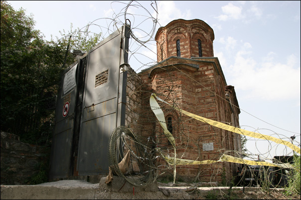 photo Eglise orthodoxe serbie kosovo fil barbele