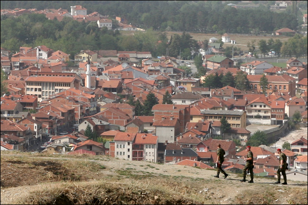 photo aerienne prizren soldat militaire kfor otan