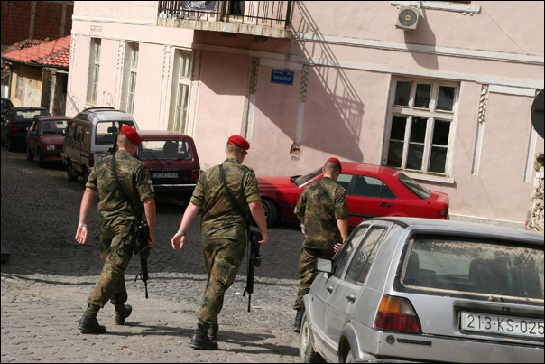 Patrouille de la KFOR au centre de Prizren