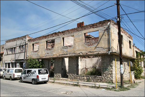 Maison partiellement détruite pendant la Guerre de Yougoslavie Pec