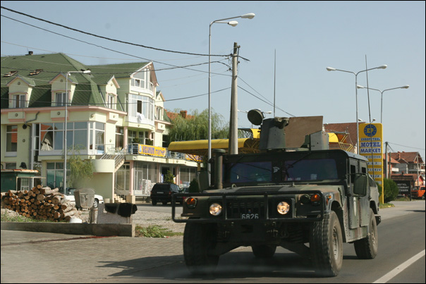 Jeep de la KFOR près de Pristina