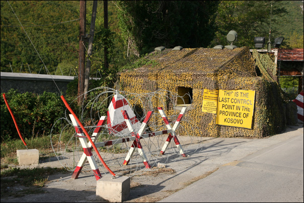 KFOR point de controle checkpoint frontiere serbie dangereux photo