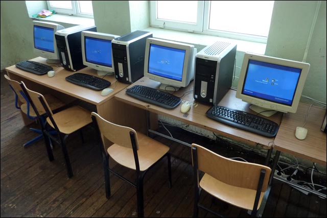 photo classe informatique kosovo ordinateur pentium ecole primaire