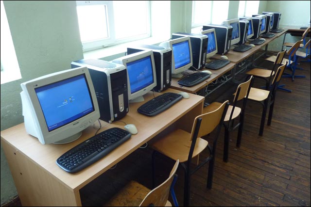 photo classe informatique kosovo ordinateur pentium ecole primaire