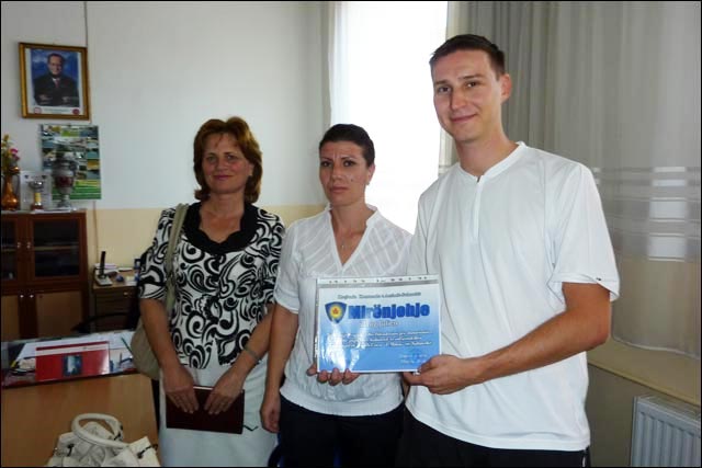 remise diplome Julien Zaug mission humanitaire ecole primaire Suhareka Kosovo